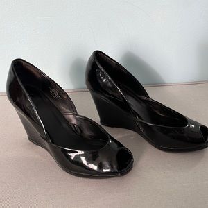 Black open toed wedge shoe